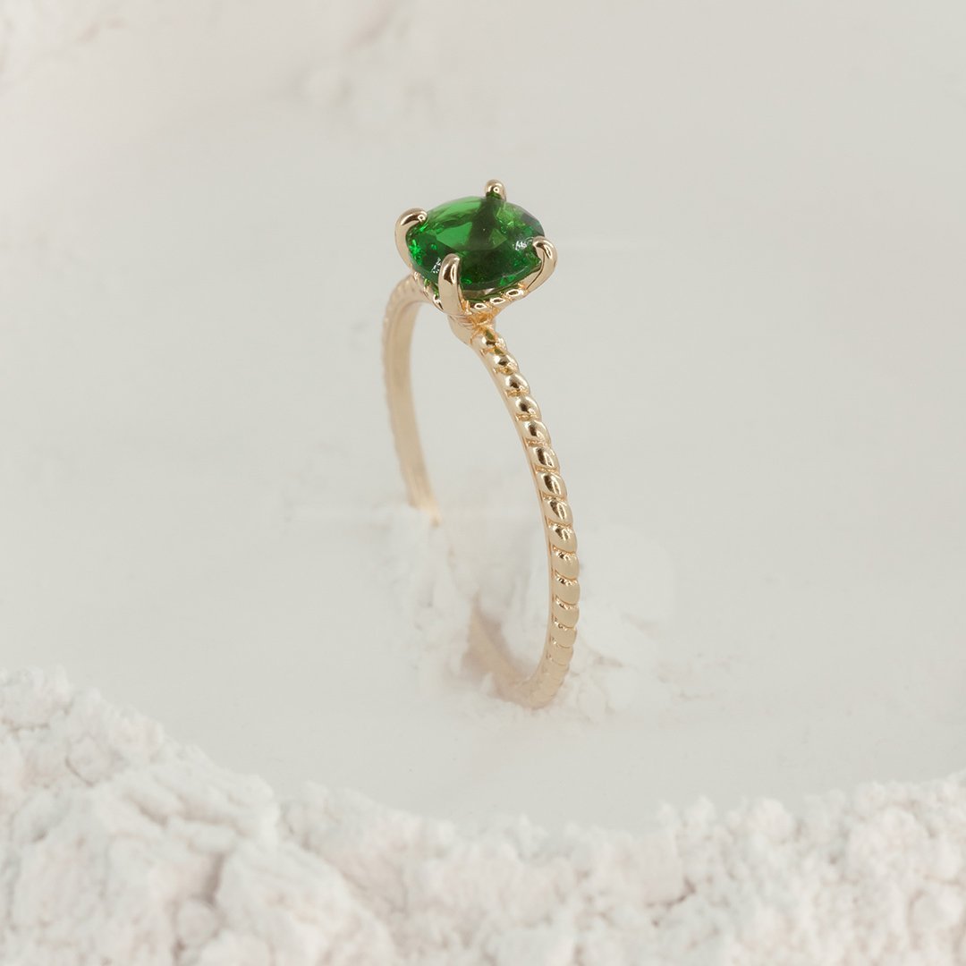 ANILLO SOLITARIO ESMERALDA TALLADO