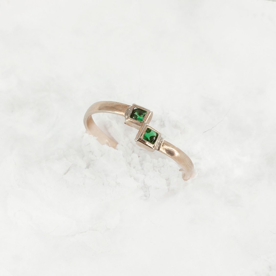 ANILLO CRUZADO ESMERALDA